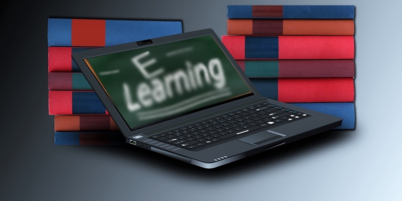 Laptop otwarty z napisem e-learning